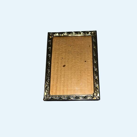 Vintage Ornate Gold Metal Picture Frame – 5x7 Scalloped Edge Brass Tone - Picture 4 of 4